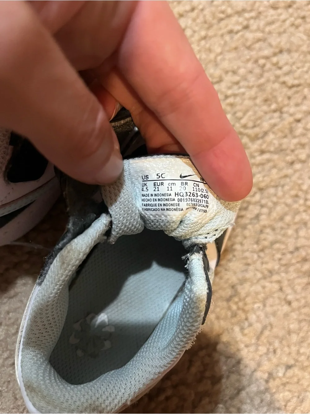 Nike Kids Black and White Low-Top Hook-and-Loop Sneakers size 5 C